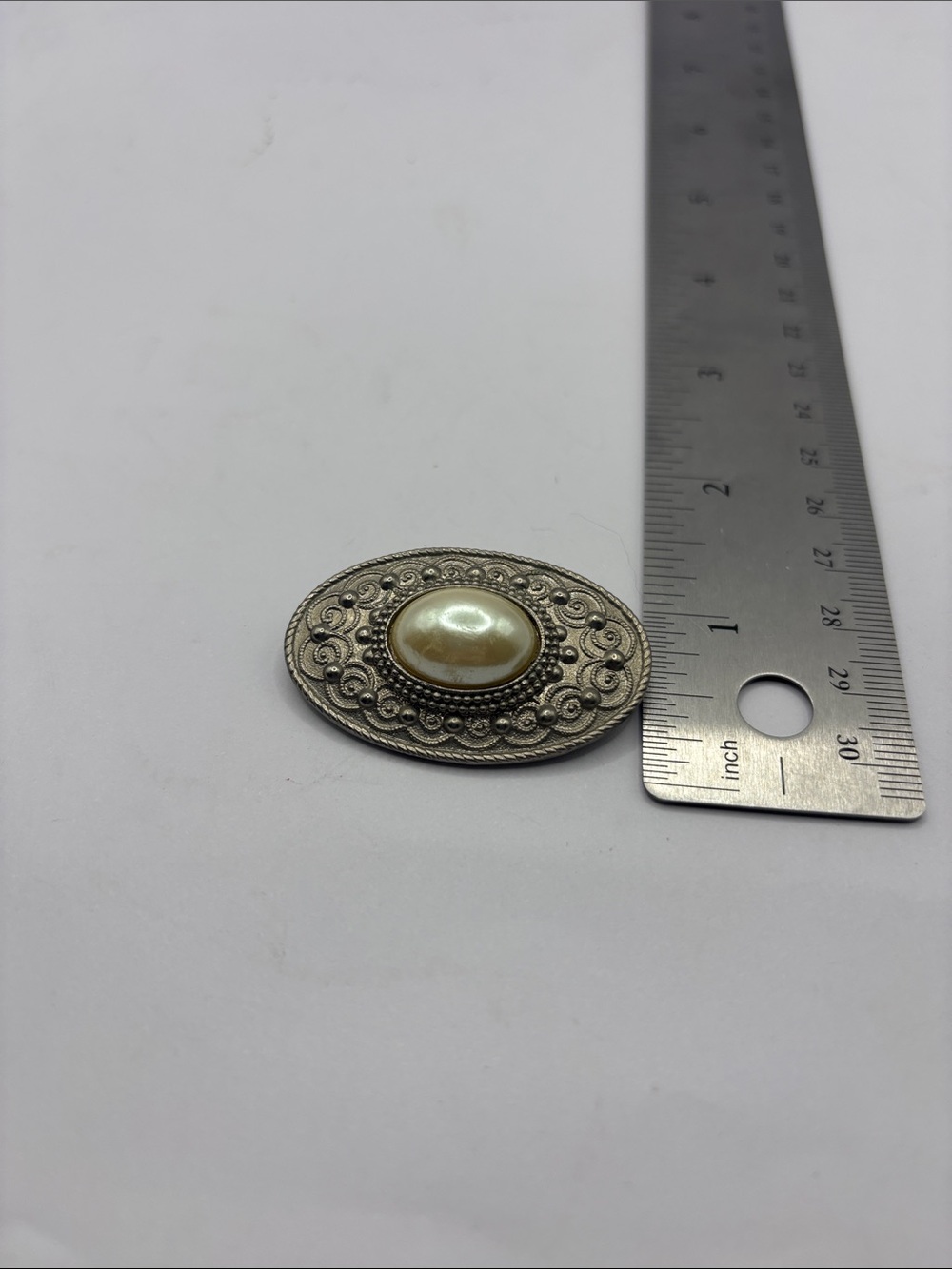 Vintage-Inspired Oval Pearl Accent Brooch in Cream and Silver